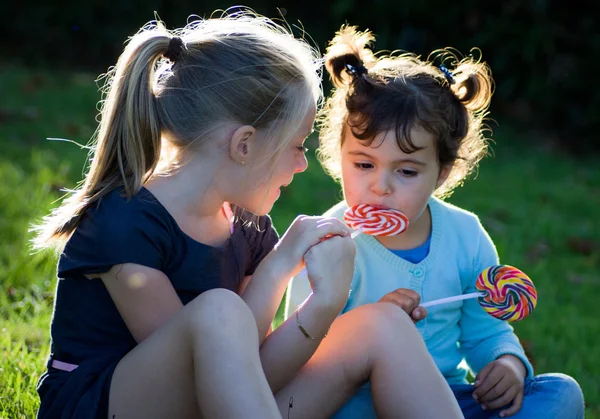 Niños con caramelos de piruleta —  Fotos de Stock