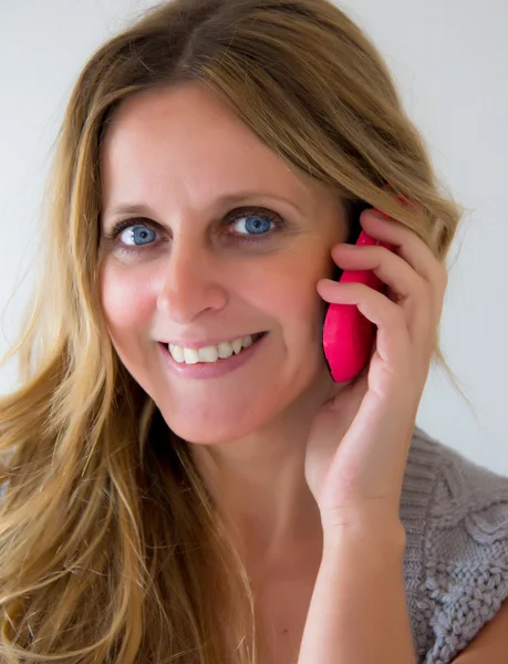 Vrouw met telefoon — Stockfoto