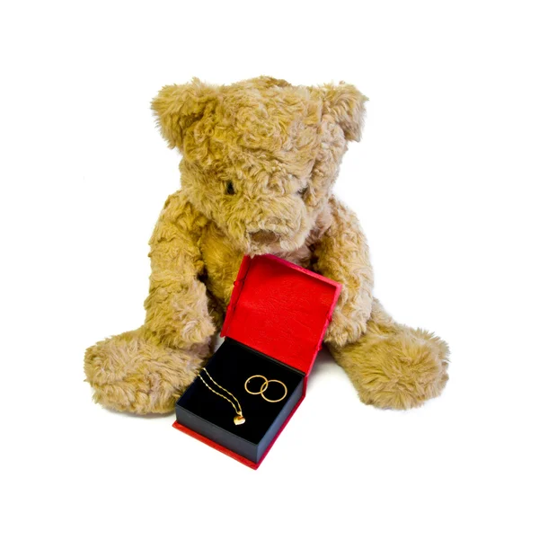 Teddybeer met gouden hart en ringen — Stockfoto