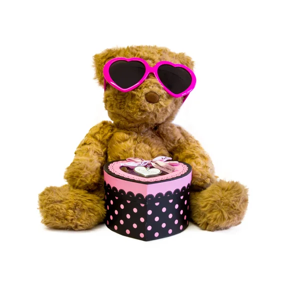 Teddybär mit Liebesgeschenk — Stockfoto