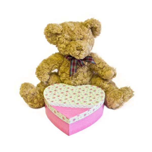 Osito de peluche con caja del corazón — Foto de Stock