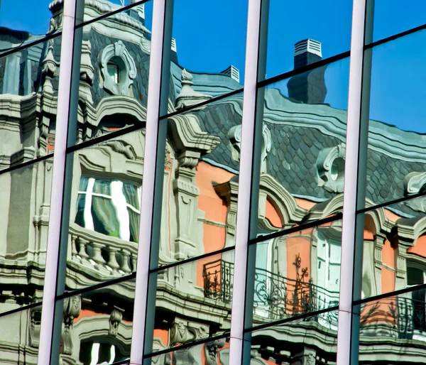 Reflecție în clădire — Fotografie, imagine de stoc