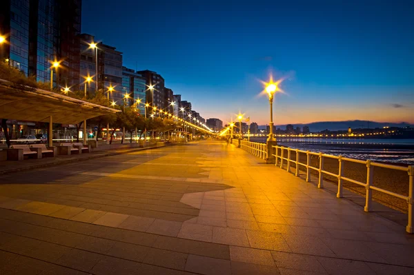 Pôr do sol em uma praia da cidade — Fotografia de Stock