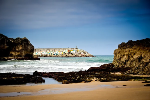 Praia rochosa — Fotografia de Stock