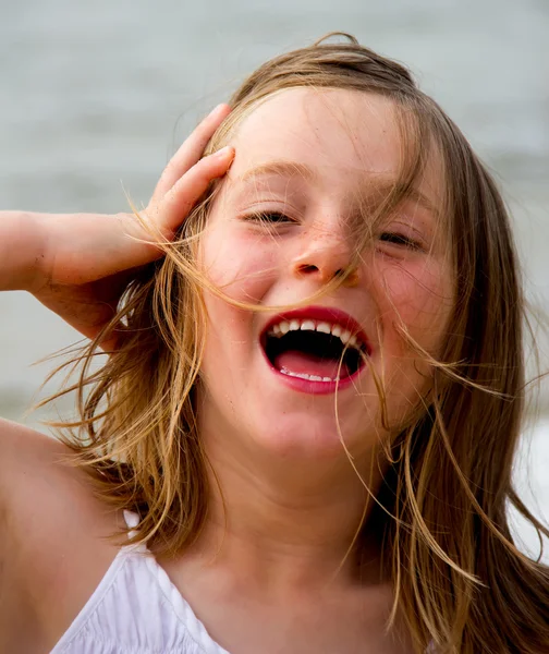 Liten flicka stående — Stockfoto