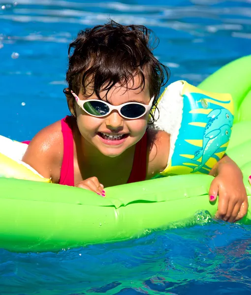 Little girl in a pool — Stock Photo, Image