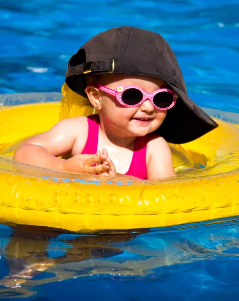 Baby schwimmt im Pool — Stockfoto