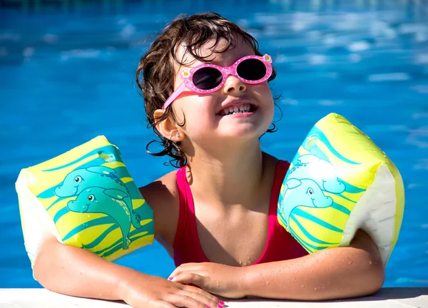 Little girl in a pool — Stock Photo, Image