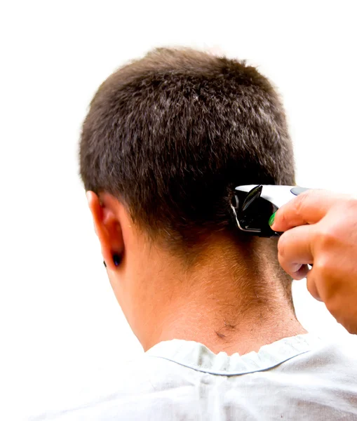 Мужчина стрижет волосы — стоковое фото