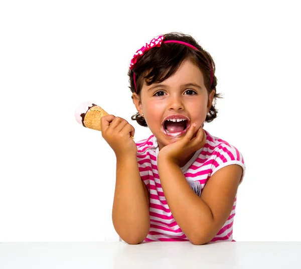 Klein meisje dat ijs eet — Stockfoto