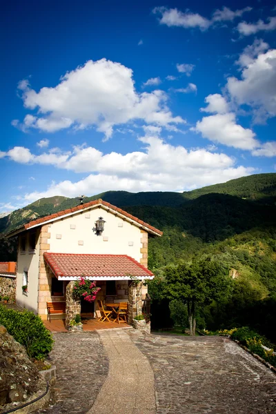 Casa em uma montanha — Fotografia de Stock