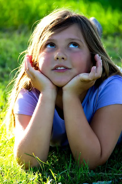 Liten flicka stående — Stockfoto