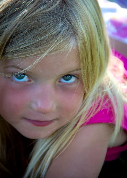 Weinig meisje portret — Stockfoto