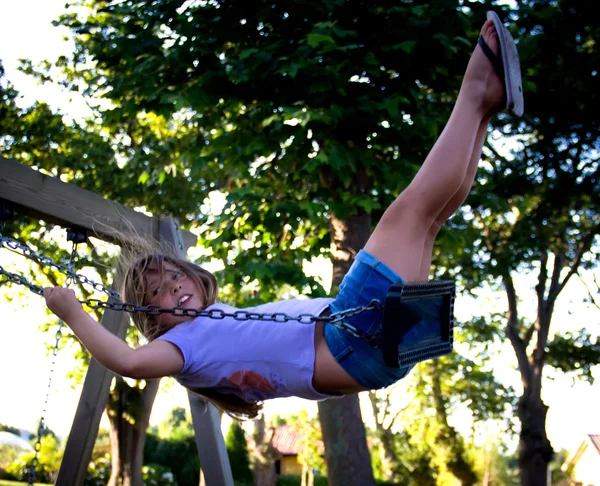 Chica en swing —  Fotos de Stock