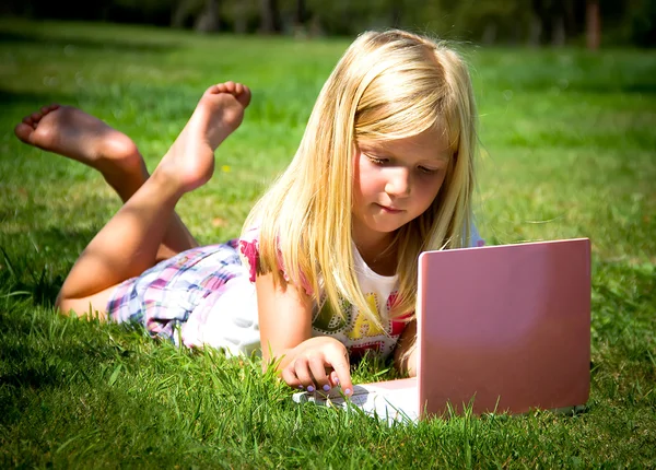 लैपटॉप के साथ छोटी लड़की — स्टॉक फ़ोटो, इमेज