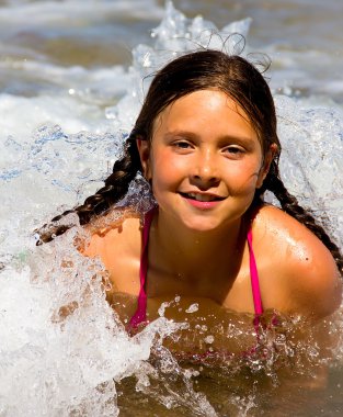 Kumsaldaki küçük kız