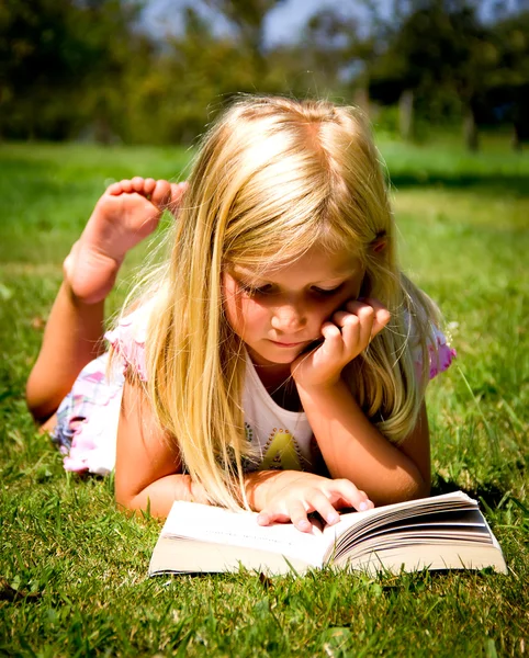 Little girl reading — Stock Photo, Image