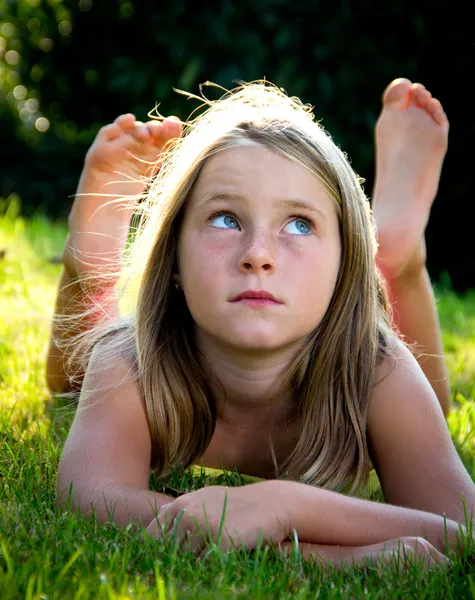 Liten flicka stående — Stockfoto