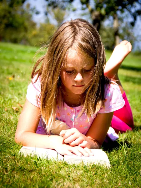 Little girl reading — Stock Photo, Image