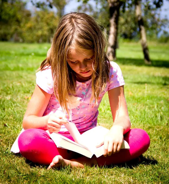 छोटी लड़की पढ़ना — स्टॉक फ़ोटो, इमेज