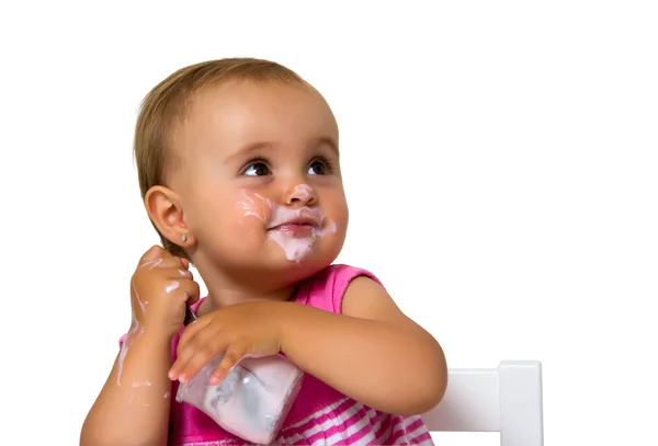 Девочка ест йогурт — стоковое фото