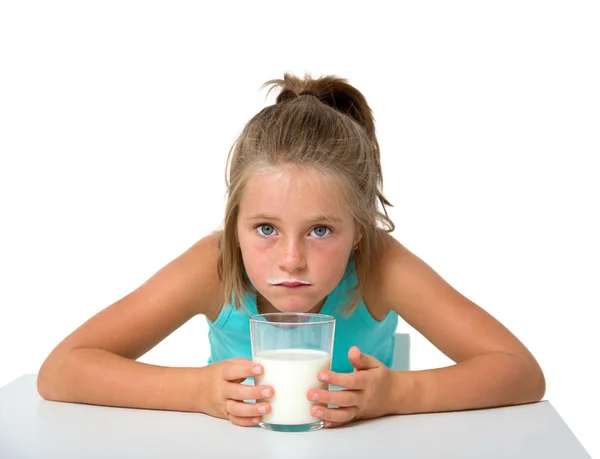 Niña con vaso de leche —  Fotos de Stock