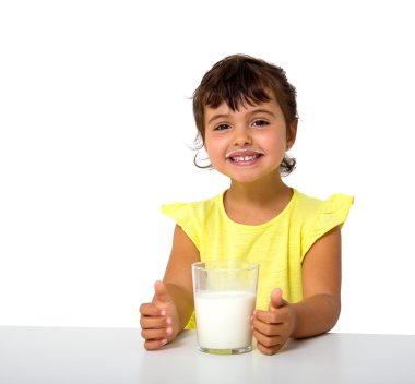 bir bardak süt ile küçük kız