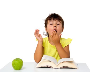 Küçük kız kitap okuyor.