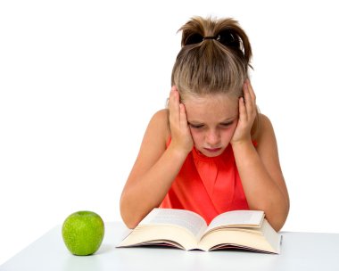 Küçük kız kitap okuyor.