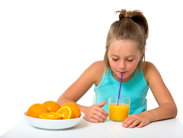 Meisje met glas sinaasappelsap — Stockfoto