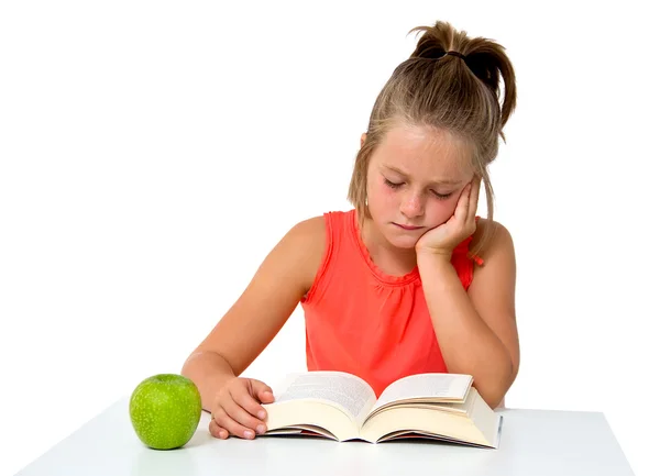 Kleines Mädchen liest ein Buch — Stockfoto