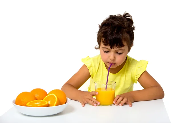 Petite fille avec un verre de jus d'orange — Photo
