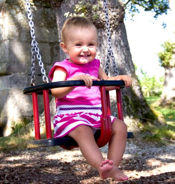 Bebek salıncak üzerinde