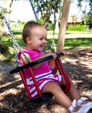 Bebek salıncak üzerinde