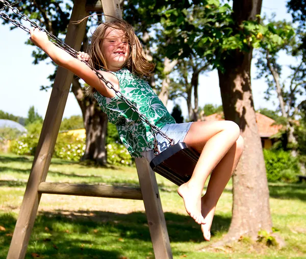 Menina no balanço — Fotografia de Stock