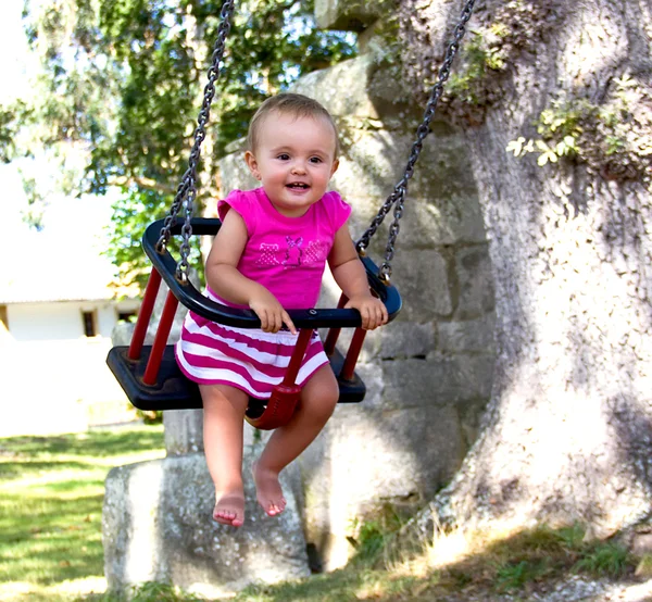 Baby på swing — Stockfoto