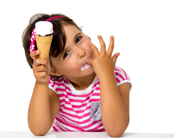 アイスクリームを食べる少女 ロイヤリティフリーのストック画像