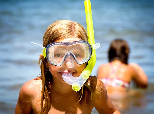 小女孩与潜水面罩 — 图库照片