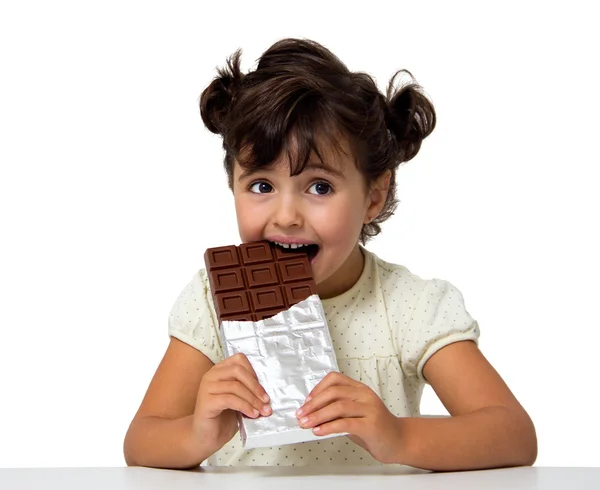 子供がチョコレートを食べる — ストック写真