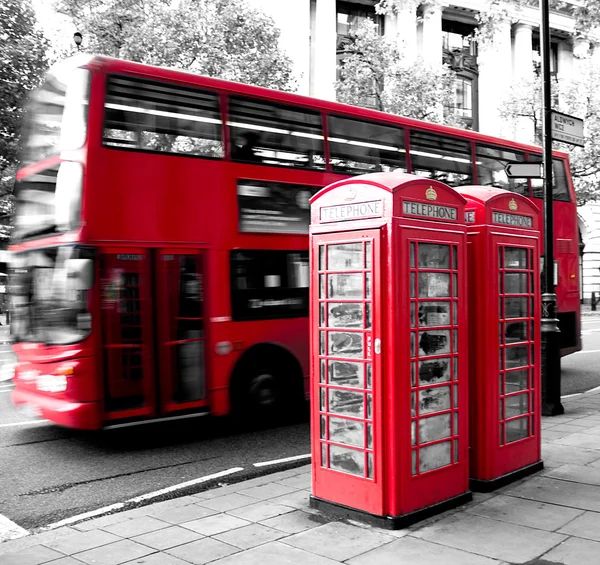 Rote Telefonzelle und roter Bus — Stockfoto