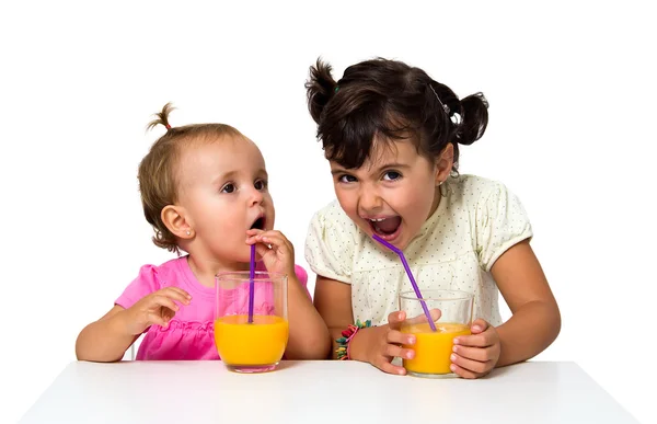 Kleine Mädchen trinken Orangensaft — Stockfoto