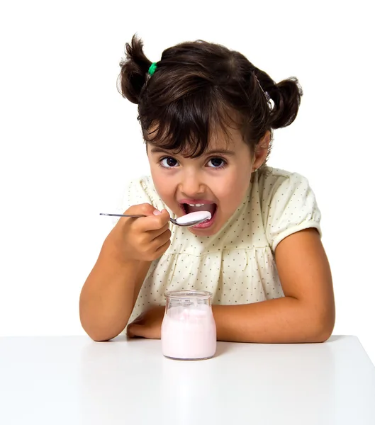 Dziewczynka jedzenie jogurt — Zdjęcie stockowe