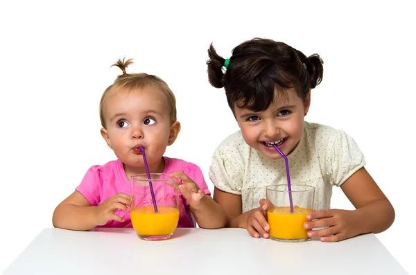 Kleine meisjes met glas sinaasappelsap — Stockfoto