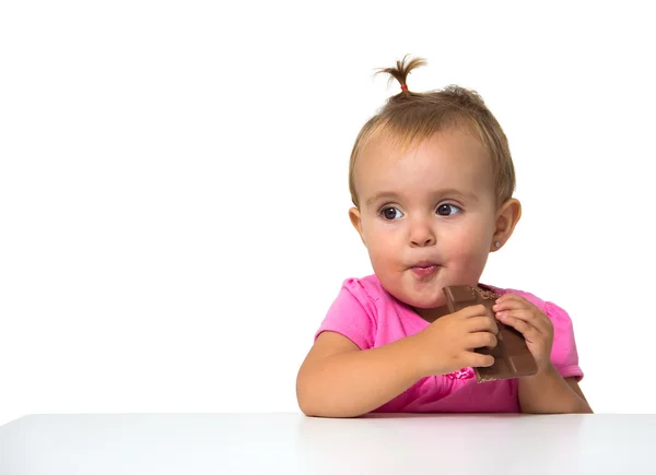 Baby isst Schokolade — Stockfoto