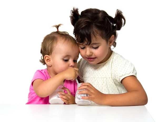Маленькі дівчата їдять йогурт — стокове фото