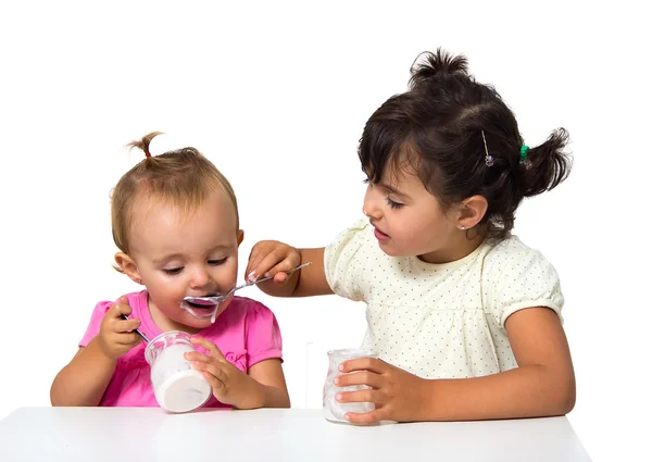 Kleine meisjes eten yoghurt — Stockfoto