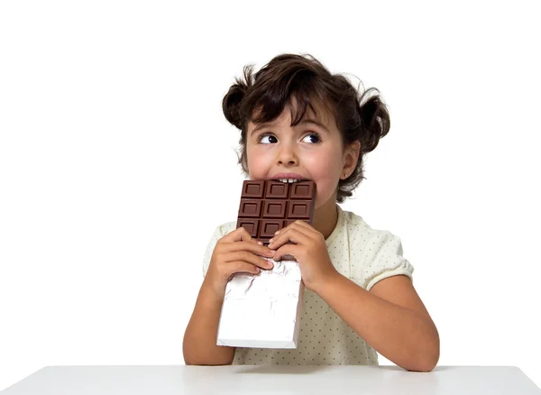 Barn äter choklad — Stockfoto