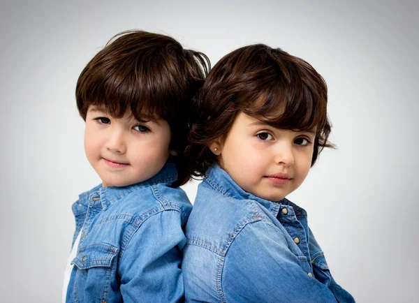 Jongen en meisje portret — Stockfoto