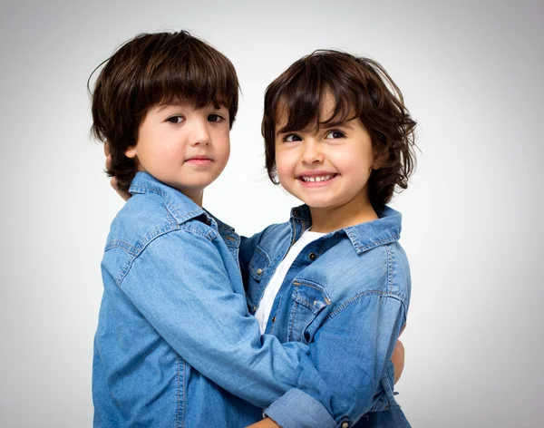 Jongen en meisje portret — Stockfoto