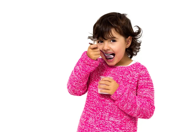 Dívka jíst jogurt — Stock fotografie